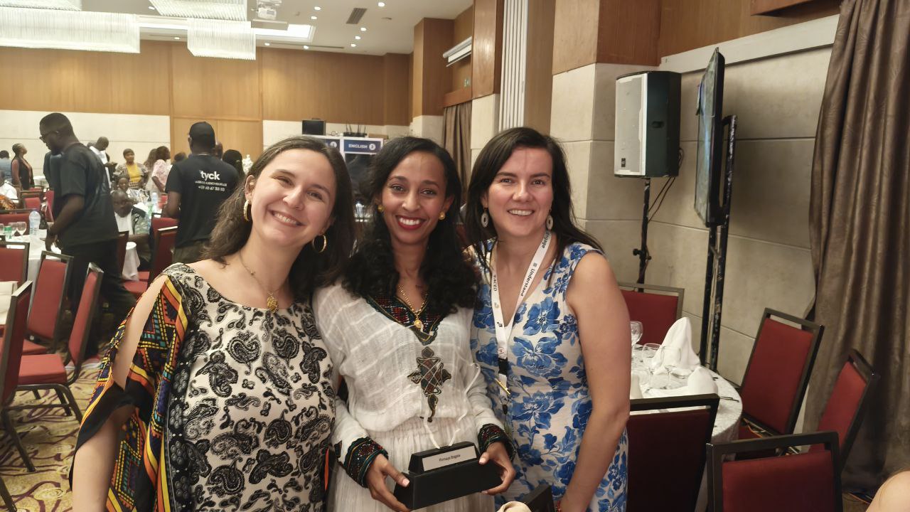 Firmaye Bogale receiving the Africa Evidence Network award